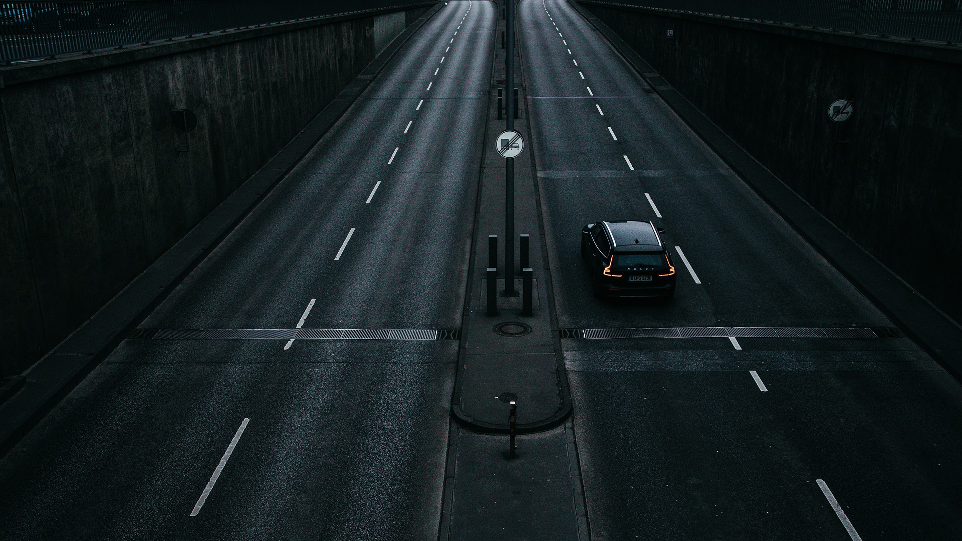 zdjecie, samochód jedzie autostradą w nocy
