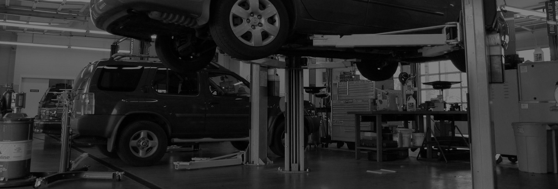 zdjecie, samochód jedzie autostradą w nocy